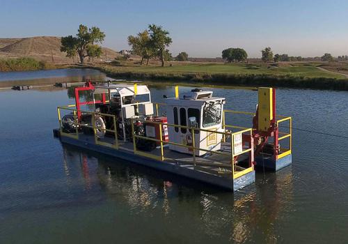 Dredger in golf course pond02