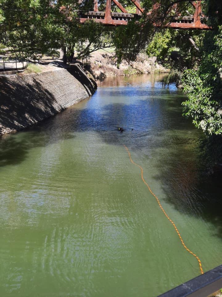 Discreet water dredging performed by diver